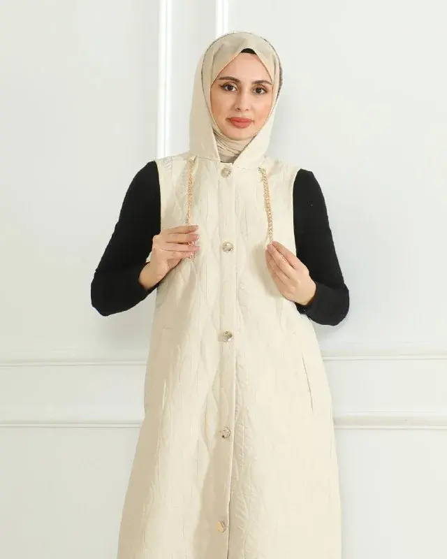 Quilted vest 10006, worn by a model (2)