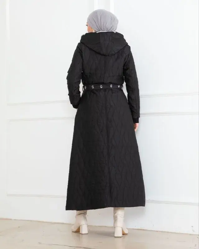 Pikowany płaszcz 10068, na modelce (2)