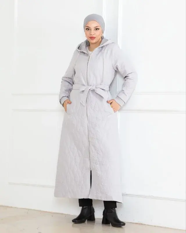 Pikowany płaszcz 10068, na modelce (3)