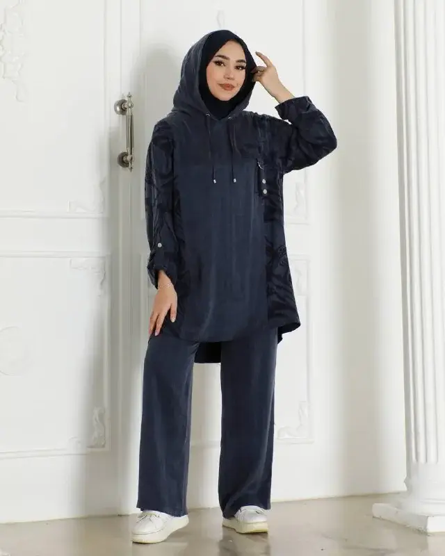 Tunic and trouser set 10075, worn by a model