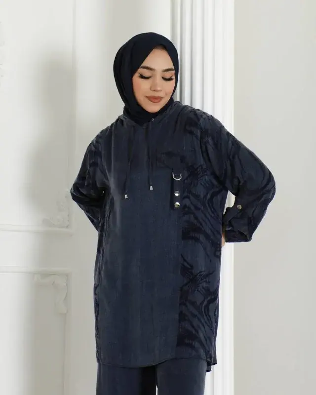 Tunic and trouser set 10075, worn by a model (2)