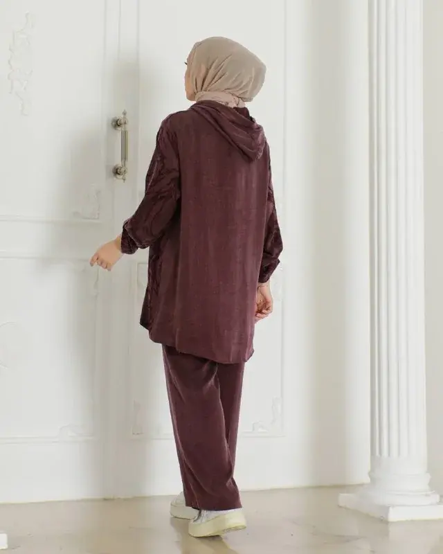 Tunic and trouser set 10075, worn by a model (4)