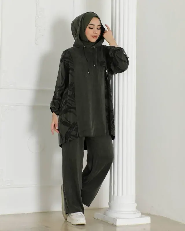 Tunic and trouser set 10075, worn by a model (5)