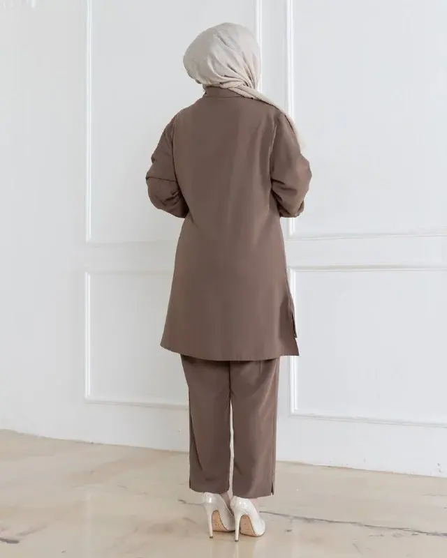 Completo tunica e pantaloni 10077, indossato da una modella (2)
