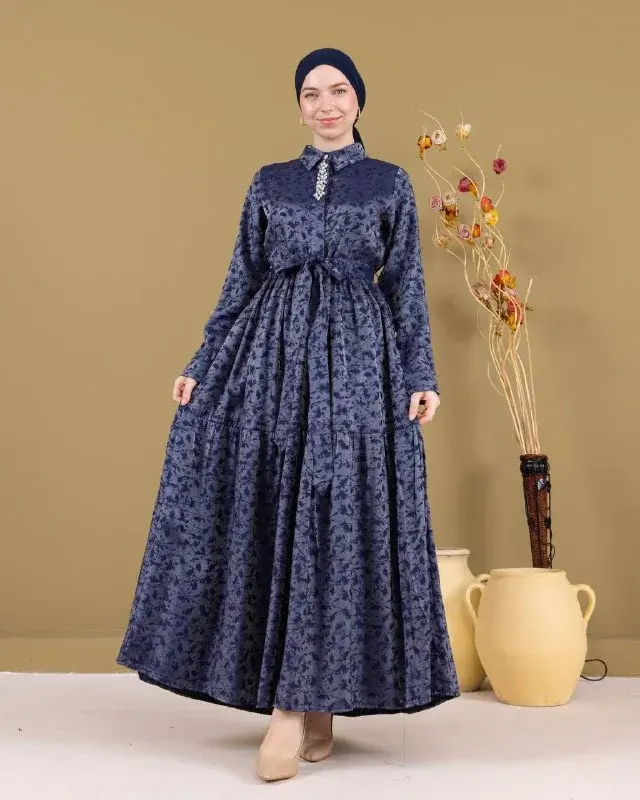 Dress 10078-1, worn by a model (2)
