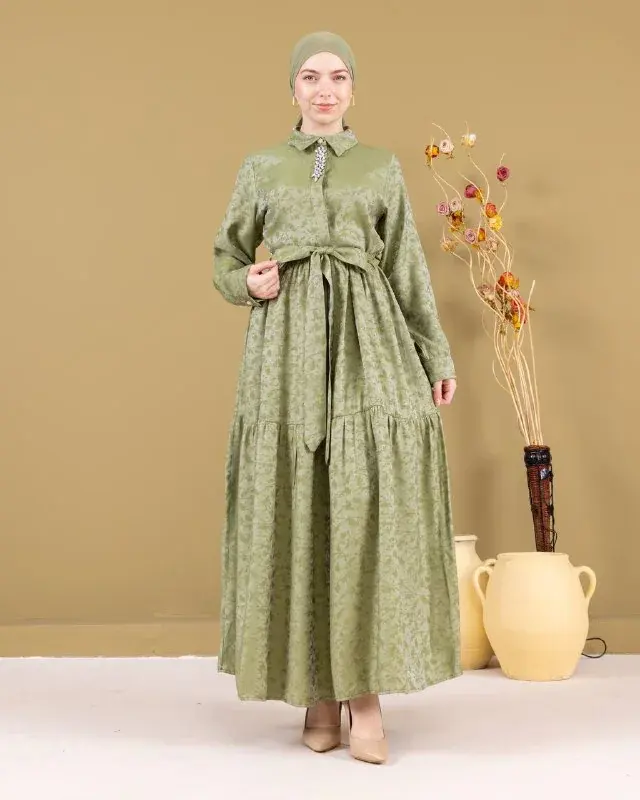 Dress 10078-1, worn by a model (3)