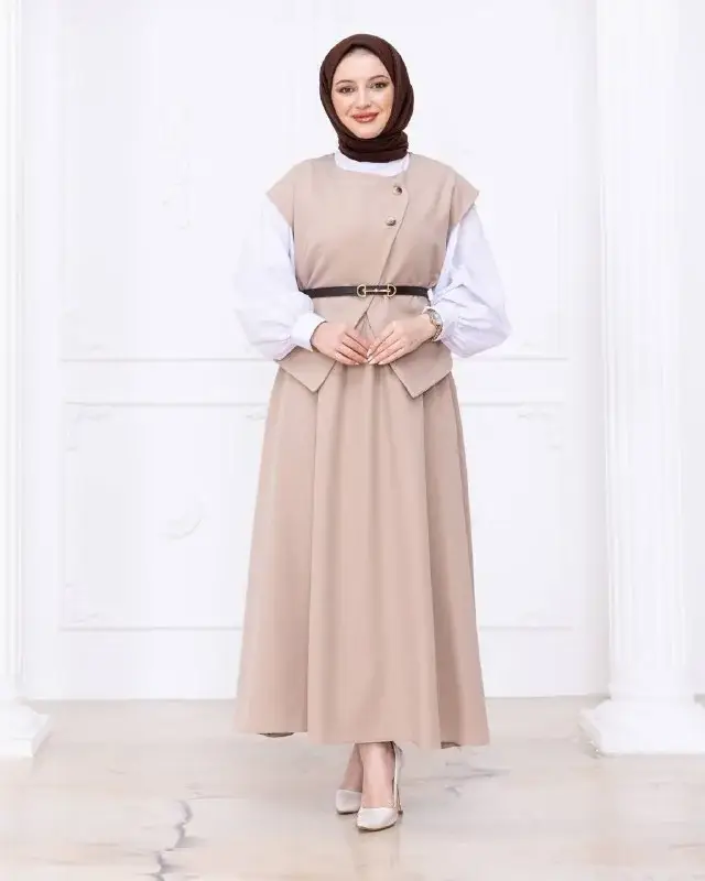 Skirt set 10082, worn by a model