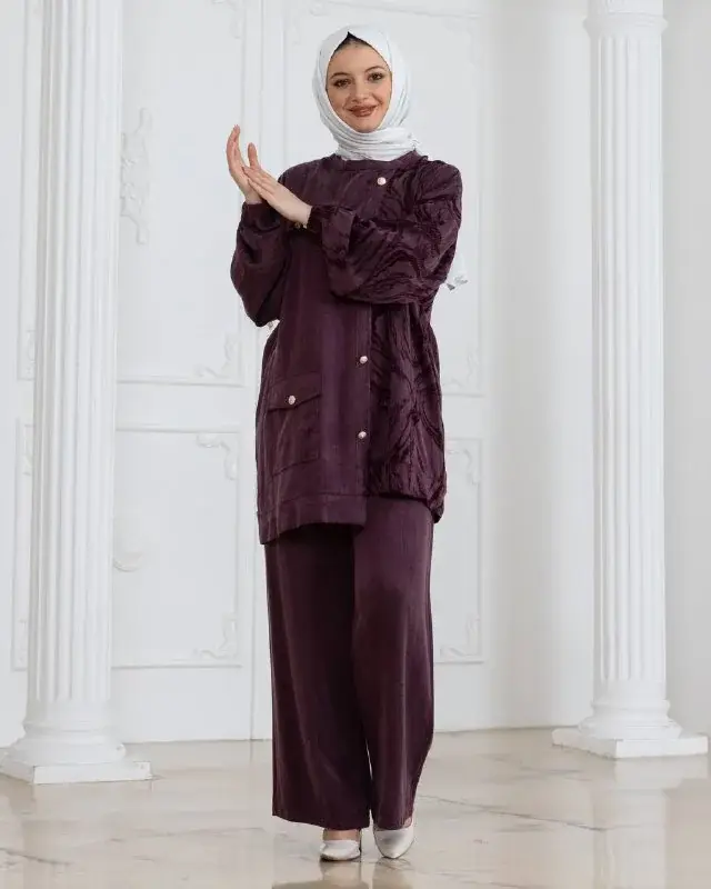 Tunic and trouser set 10083, worn by a model