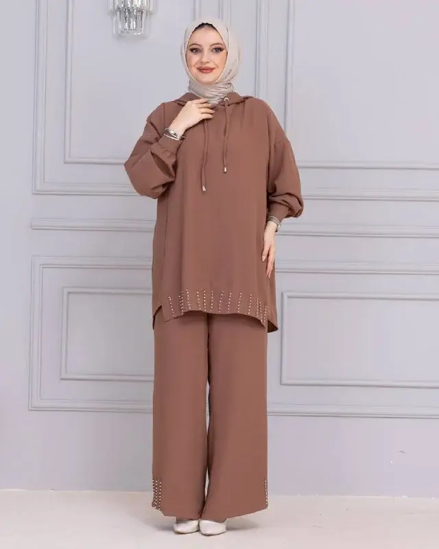 Tunic and trouser set 10084, worn by a model