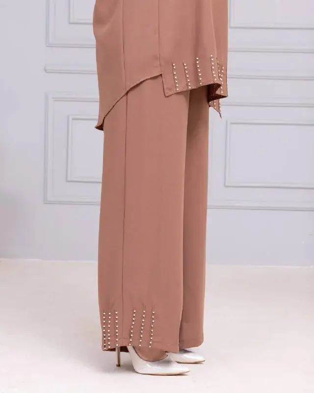 Completo tunica e pantaloni 10084, indossato da una modella (2)