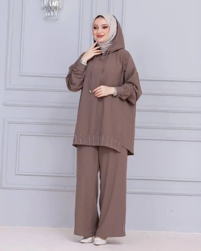 Completo tunica e pantaloni 10084, indossato da una modella (7)