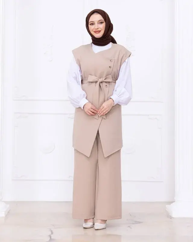 Completo con gilet 10086, indossato da una modella (1)