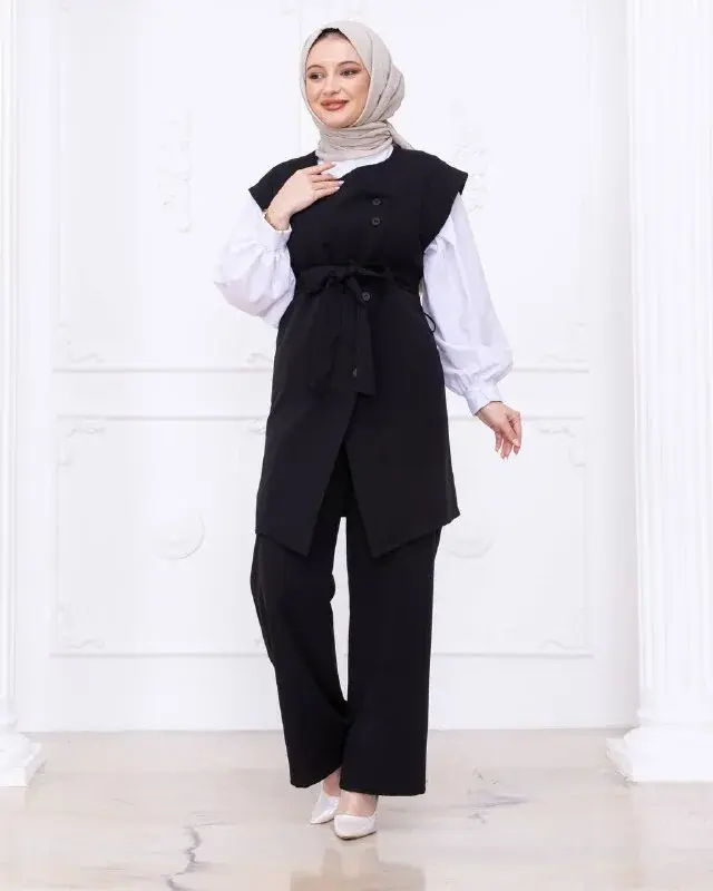 Completo con gilet 10086, indossato da una modella (2)