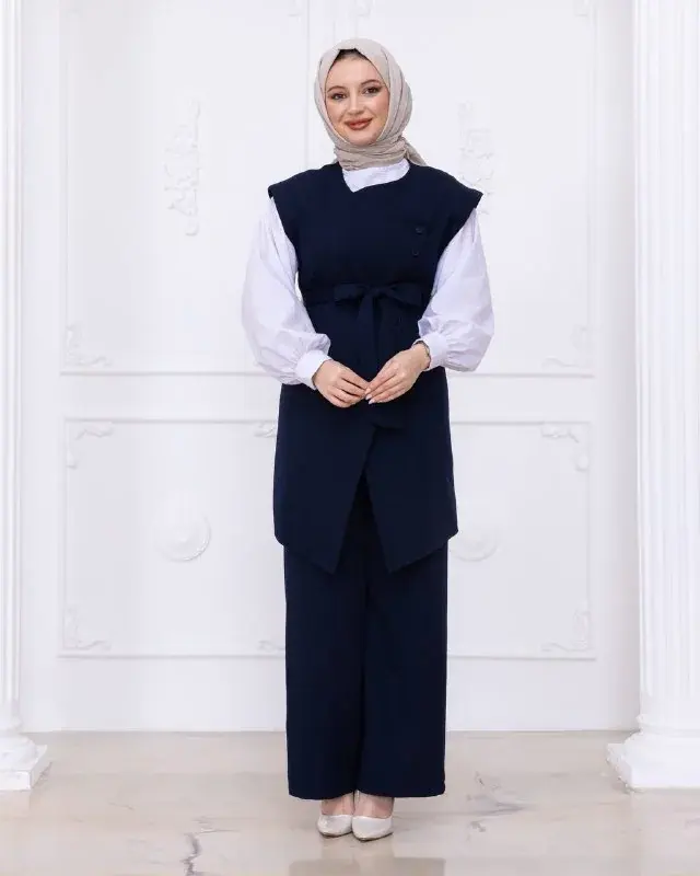 Completo con gilet 10086, indossato da una modella (3)