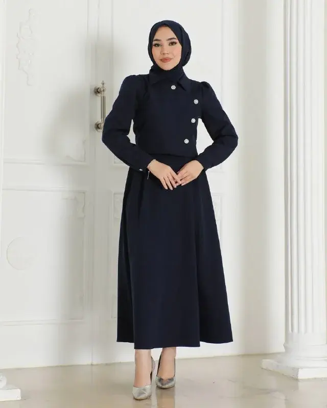 Skirt set 1012, worn by a model (1)