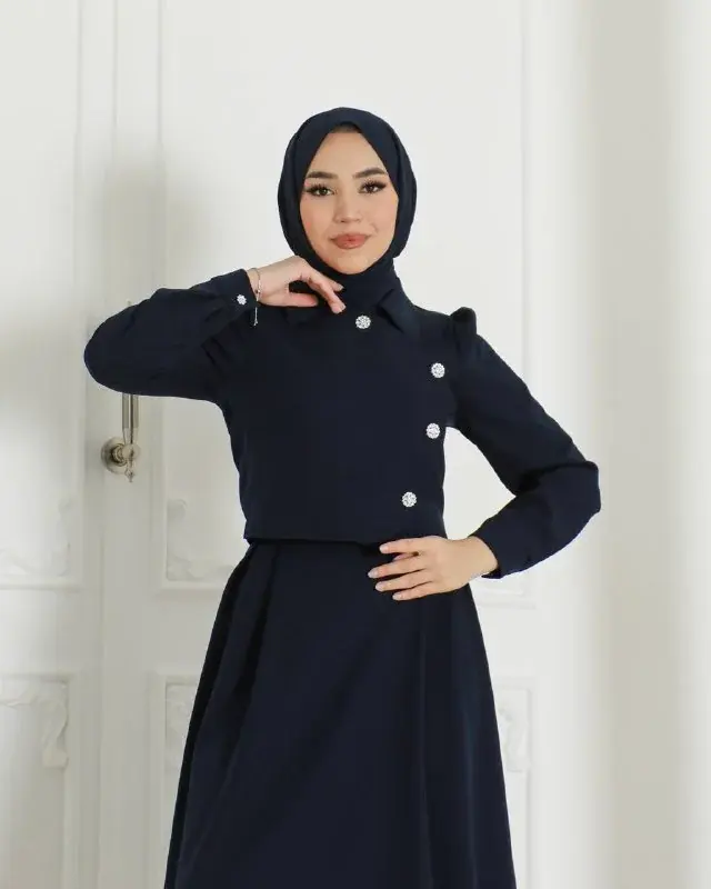 Skirt set 1012, worn by a model (2)