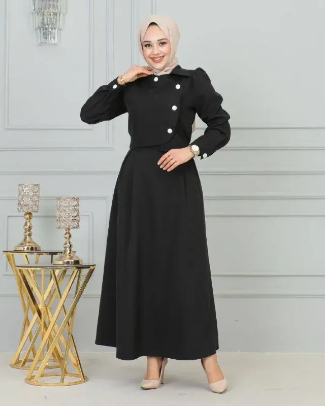 Skirt set 1012, worn by a model (3)