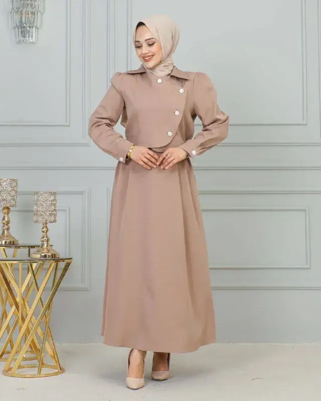 Skirt set 1012, worn by a model (4)
