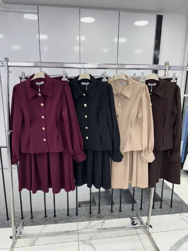 Blazer-Set 2046, auf dem Bügel