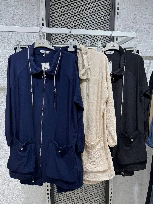 Jacket and trouser set, on the hanger 1.1